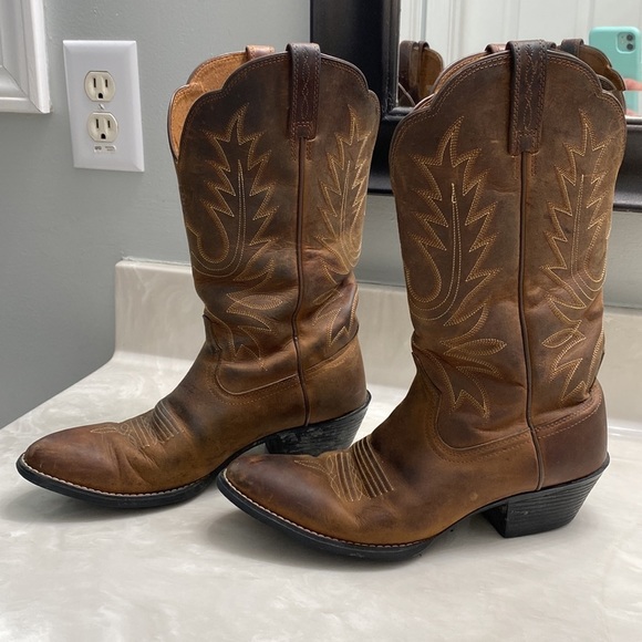 Ariat Shoes - Women's Ariat Heritage R Toe Western Boot Size 7 / 7B